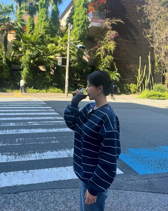 도심 속 자연과 함께 어우러진 김윤희 아나운서의 싱그러운 미소/사진=김윤희 아나운서 인스타그램