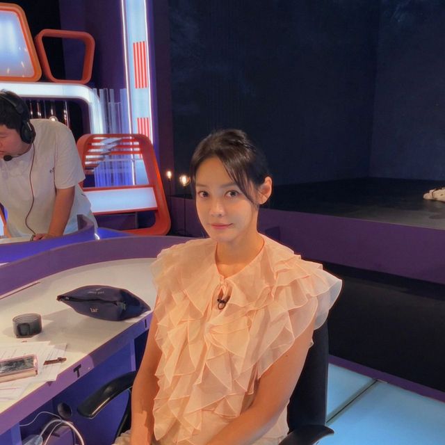 안현모, 러플 블라우스로 완성한 청순미 가득한 비주얼/사진=안현모 인스타그램