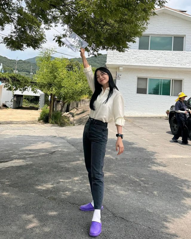 김세정, 촬영장에서 빛나는 아이보리 셔츠와 퍼플 슬립온/사진=김세정 인스타그램