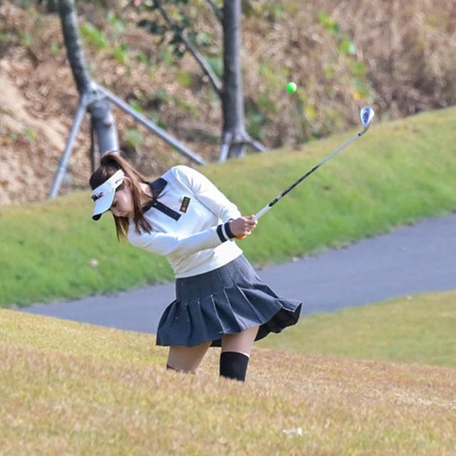 아이보리 톱과 그레이 스커트의 조화, 필드 위에서도 빛나는 패션 센스/사진=박지영 인스타그램