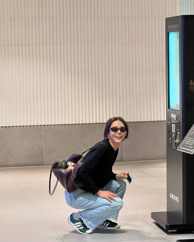 블랙 선글라스로 포인트를 더한 세련된 무드/사진=김나영 인스타그램