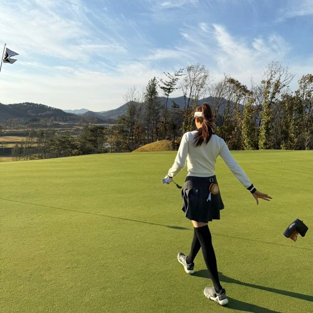 무심한 듯 휙 던져진 클럽 커버, 자유로운 그녀의 매력 발산/사진=박지영 인스타그램