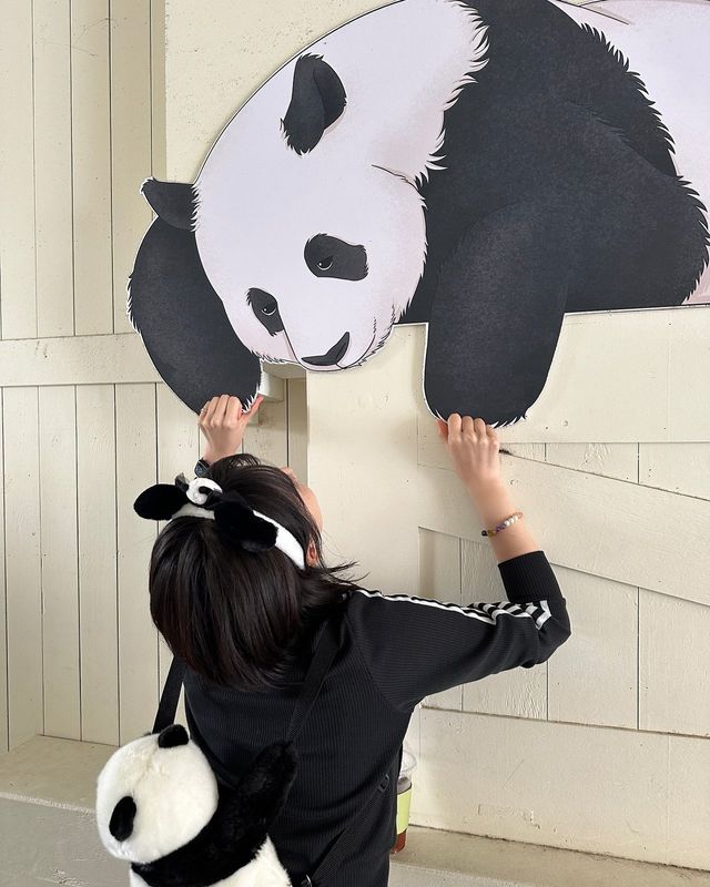 작은 판다 액세서리로 스타일 업/사진=강지영 인스타그램