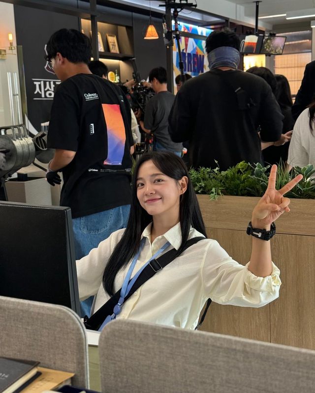 환한 미소로 촬영장 분위기 밝히는 김세정/사진=김세정 인스타그램