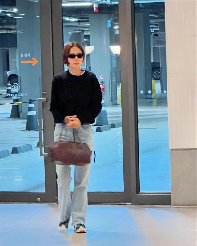 시크한 꾸안꾸의 정석을 보여주는 김나영의 데일리룩/사진=김나영 인스타그램