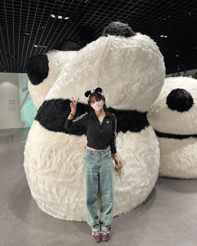 데님 팬츠로 완성한 캐주얼룩/사진=강지영 인스타그램