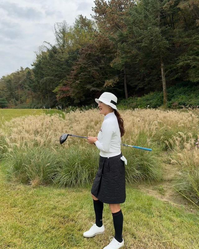 가을 필수템 퀼팅 스커트와 버킷햇으로 완성된 유소연의 라운드룩/사진=유소연 인스타그램