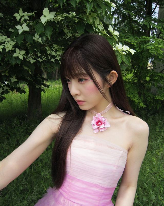 자연 속에서 빛나는 아이린의 핑크 튤 드레스/사진=레드벨벳 아이린 인스타그램