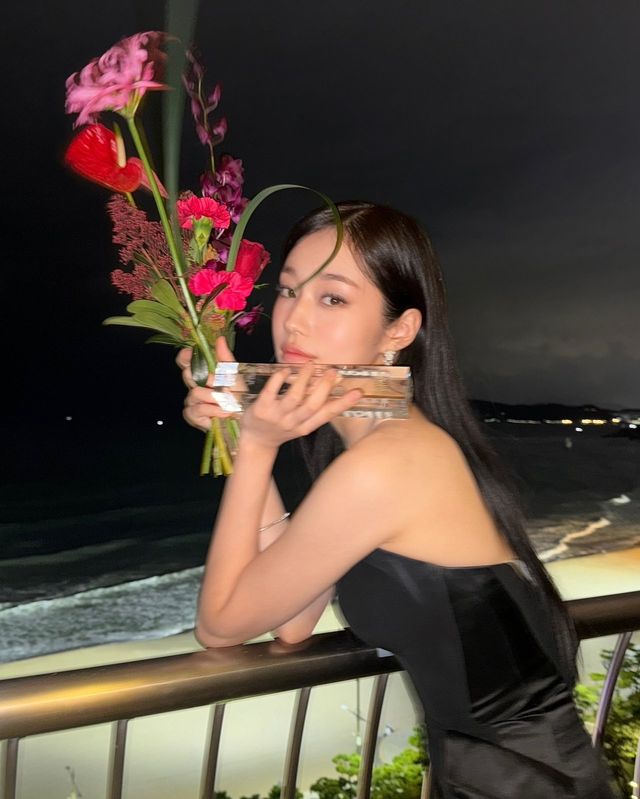 블랙 슬립 드레스와 꽃다발로 완성한 우아한 밤바다의 여신/사진=노윤서 인스타그램