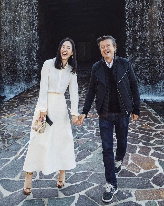 고급스러운 리조트에서 빛나는 박주미의 패션/사진=박주미 인스타그램