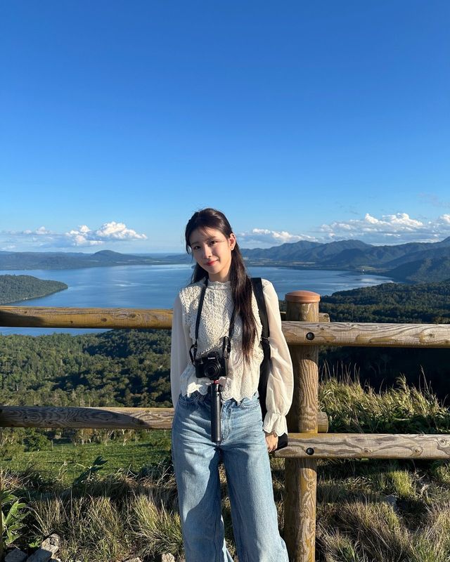 레이스 블라우스와 데님 팬츠로 완성한 편안한 가을 나들이룩/사진=우아 공식 인스타그램