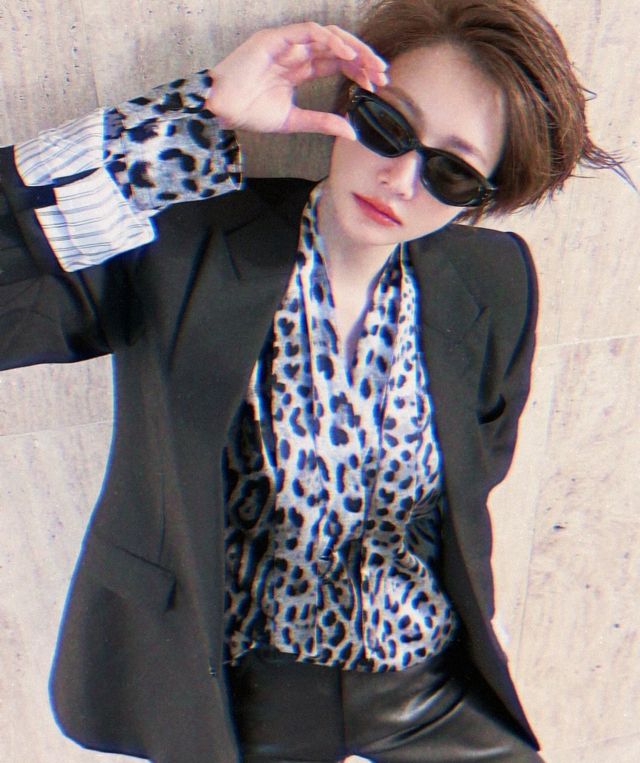 호피 셔츠와 블랙 재킷의 감각적인 조합/사진=고준희 인스타그램
