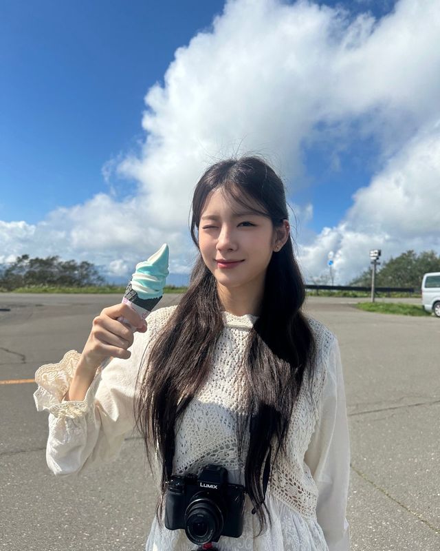 맑은 하늘과 푸른 배경 속, 순수한 소녀미가 돋보이는 우연/사진=우아 공식 인스타그램