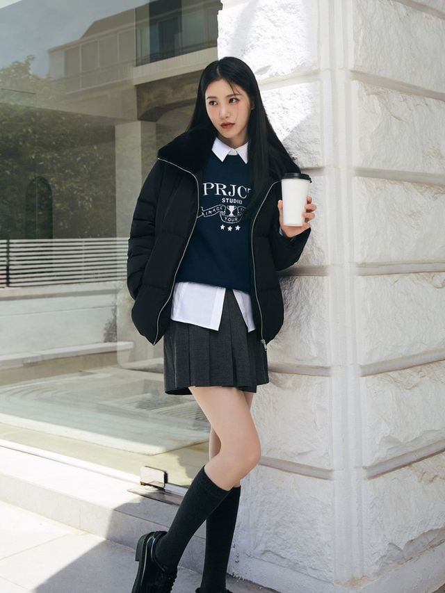 화이트 빅 로고 니트와 퍼카라 점퍼로 트렌디한 겨울 스타일/사진=프로젝트엠(PROJECT M)