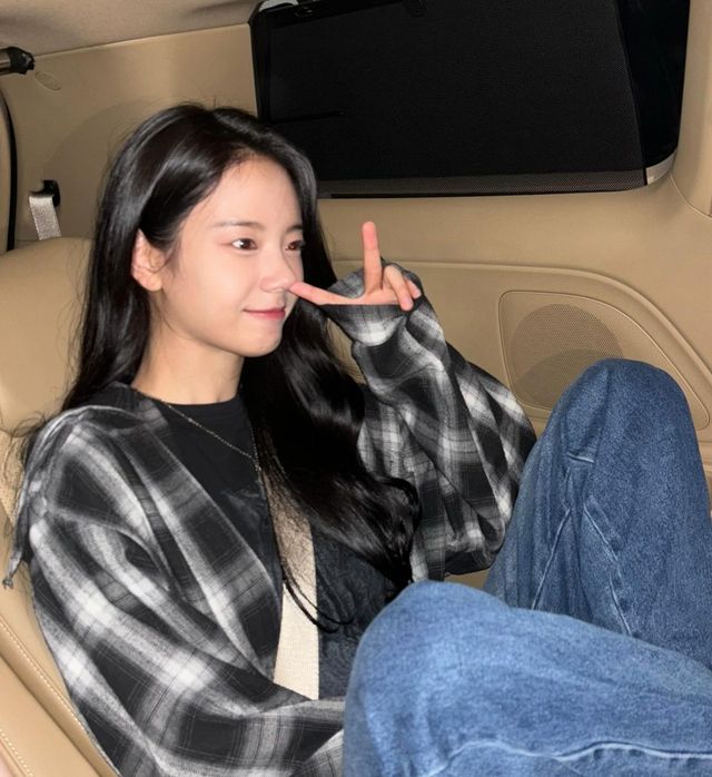 장규리, 체크 셔츠와 청바지로 완성한 캐주얼 룩 /사진=장규리 인스타그램