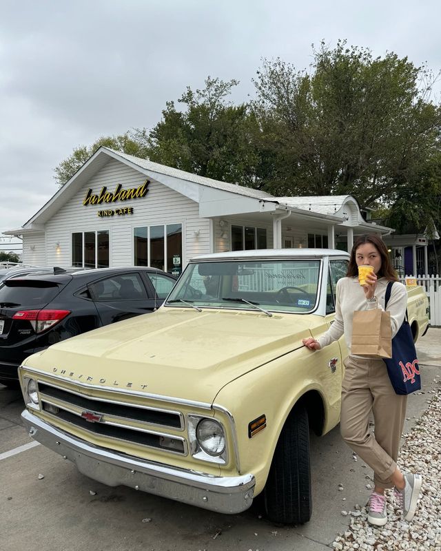 빈티지한 트럭 앞에서 아이스크림을 즐기는 전인지, 심플한 데일리룩의 정석2. 밤 도심 속, 블랙 패딩과 모자로 세련된 캐주얼 무드 완성3. 톤온톤 스타일로 편안하게 도시를 거니는 전인지4. 모던하고 시크한 일상 패션으로 팬들의 시선을 사로잡은 순간/사진=전인지 인스타그램