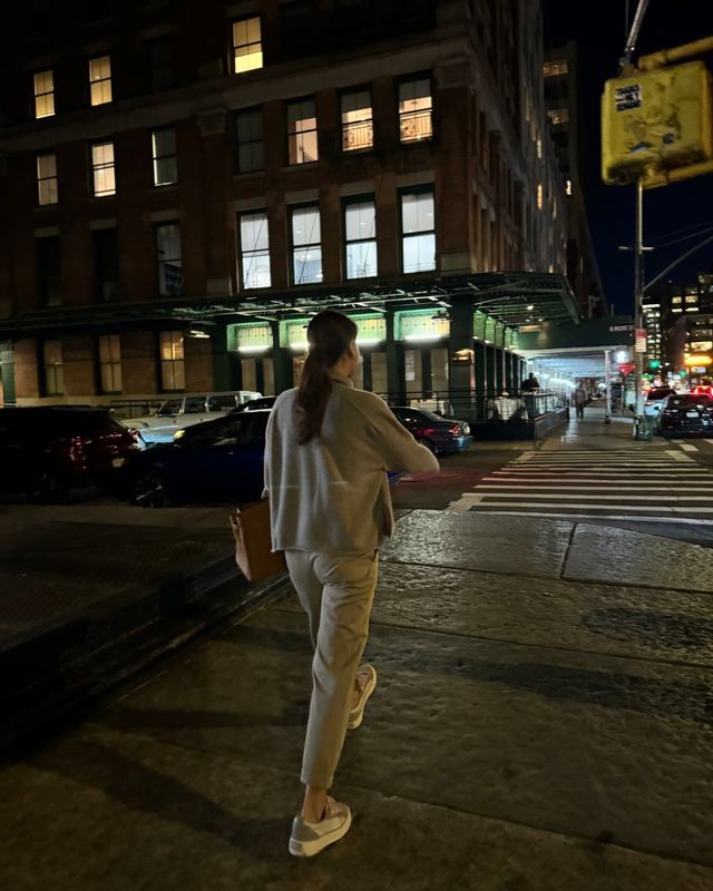 톤온톤 스타일로 편안하게 도시를 거니는 전인지/사진=전인지 인스타그램