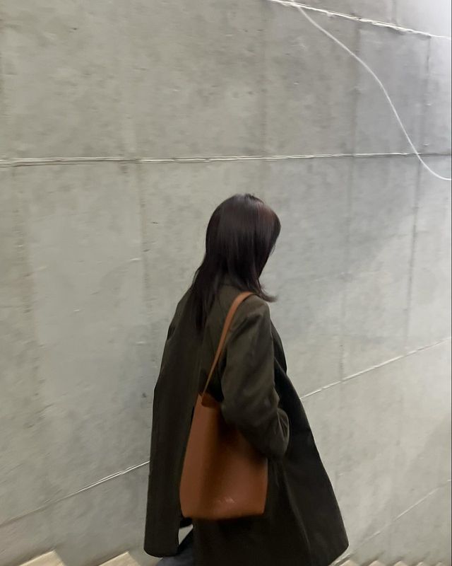 내추럴 메이크업과 차분한 컬러 매치로 완성한 가을 여신 룩/사진=함은정 인스타그램