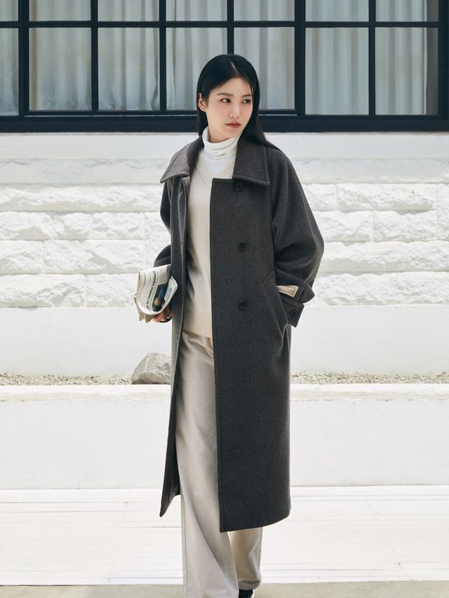 클래식한 브이넥 스웨터와 멜란지 코트로 완성한 세련미/사진=프로젝트엠(PROJECT M)