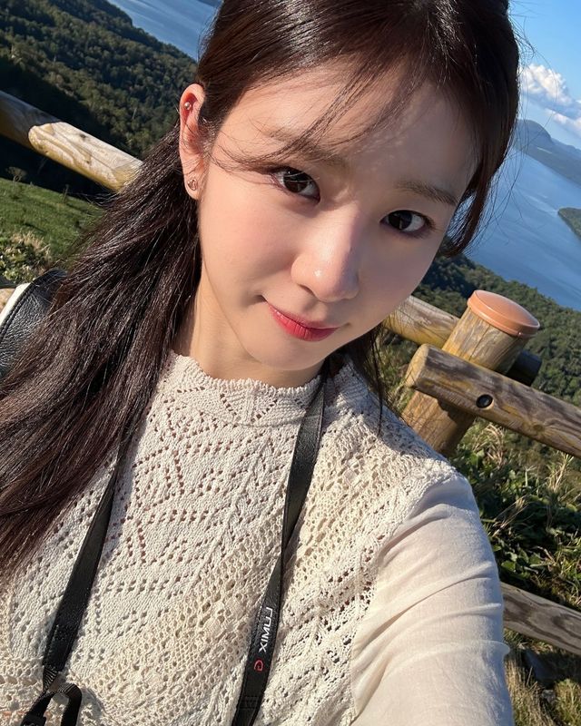 자연 속에서 청초한 매력을 뽐내는 우아 우연/사진=우아 공식 인스타그램