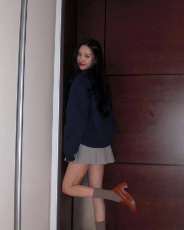 미니스커트와 로퍼의 조합으로 가을 데일리룩 완성/사진=선미 인스타그램