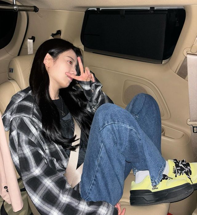 네온 스니커즈로 포인트 준 장규리의 데일리 패션/사진=장규리 인스타그램