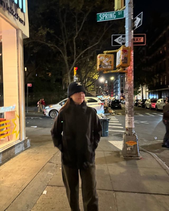 밤 도심 속, 블랙 패딩과 모자로 세련된 캐주얼 무드 완성/사진=전인지 인스타그램