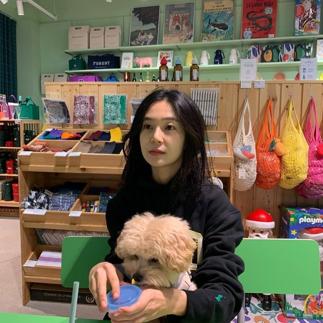 심플한 블랙 후디와 반려견의 따뜻한 교감/사진=백진희 인스타그램