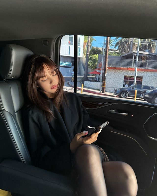 블랙 코트와 스마트폰으로 우아한 무드를 완성한 리사의 모습/사진=블랙핑크 리사 인스타그램