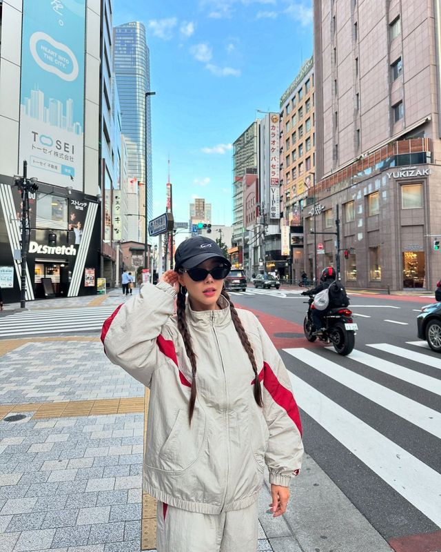 힙한 트랙슈트로 도심 속 스트릿 무드 완성./사진=고우리 인스타그램