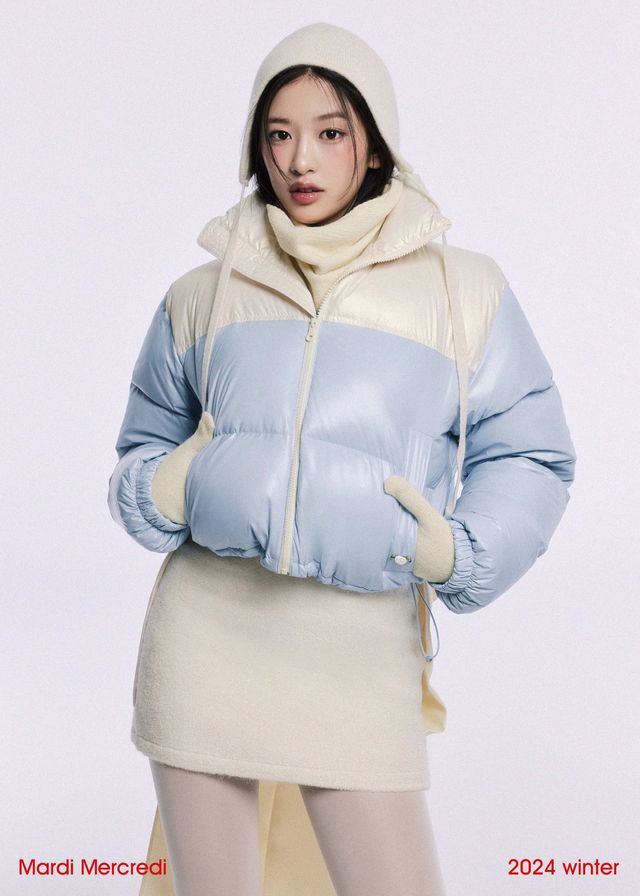 스카이 블루와 크림 컬러 조합으로 따뜻하면서도 사랑스러운 매력을 드러낸 안유진/사진=마르디 메크르디