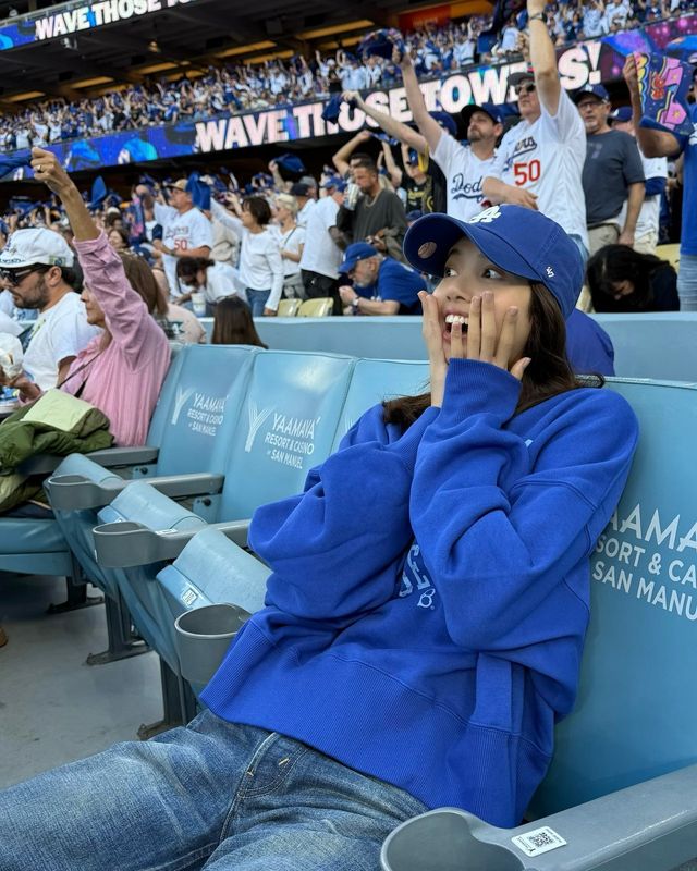 블루 후드와 모자를 쓴 리사가 야구장에서 활기찬 포즈를 취하고 있다/사진=블랙핑크 리사 인스타그램