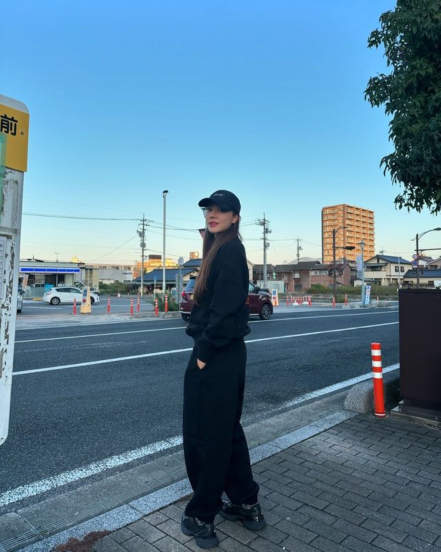 블랙 룩으로 시크한 분위기를 연출한 모습/사진=고우리 인스타그램