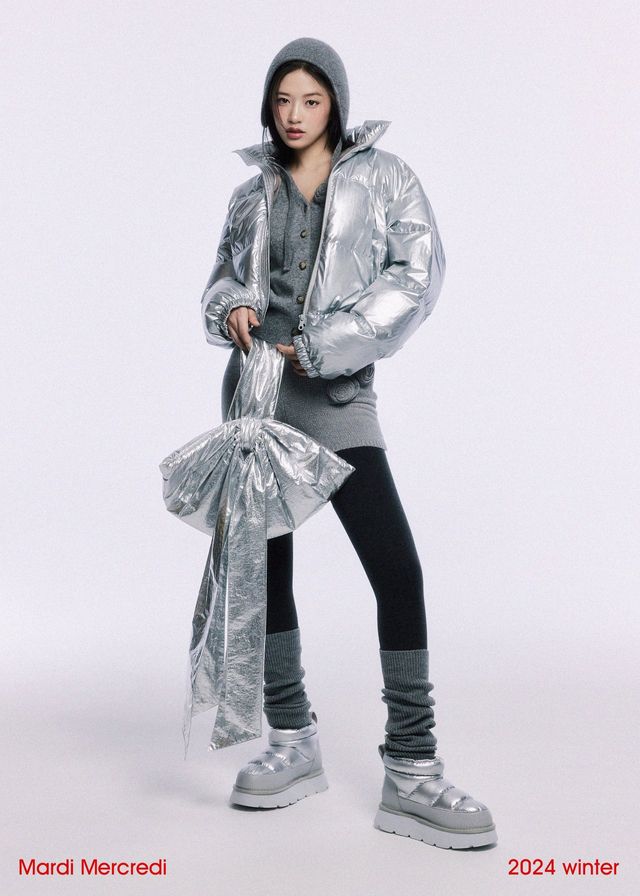 실버 메탈릭 패딩과 니트 스타일링으로 완성한 안유진의 스포티한 겨울 룩/사진=마르디 메크르디