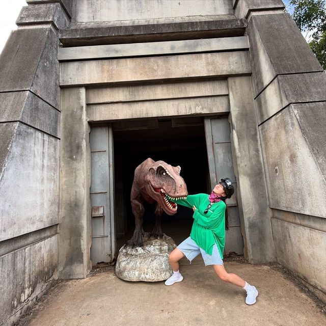 김승혜, 신혼여행 가서도 공룡과 맞서는 천상 개그맨개그우먼 김승혜가 유쾌한 신혼여행 패션 스타일을 선보여 화제를 모았다. 최근 그녀는 인스타그램에 공룡과 마주한 재밌는 순간을 담은 사진을 공개하며 그녀만의 개성 넘치는 스타일로 팬들의 시선을 사로잡았다.사진 속 김승혜는 상큼한 그린 컬러의 오버사이즈 셔츠에 청반바지를 매치해 발랄하면서도 여유로운 여행 패션을 완성했다. 이 독특한 컬러 조합은 그녀의 밝은 성격을 잘 보여주는 동시에 신혼여행의 설렘을 더욱 돋보이게 한다.특히 김승혜가 착용한 헤드기어와 반다나는 액티브하면서도 스타일리시한 포인트를 더하며, 여행지에서의 실용적인 멋을 자아낸다. 이 같은 액세서리들은 그녀가 즐기는 자유로운 분위기를 배가시켜준다.김승혜는 평소 무대 위에서의 유쾌한 모습과는 또 다른, 일상 속 자연스러운 매력을 선보이며 팬들에게 친근함을 안겨준다. 공룡과 맞서 싸우는 듯한 재치 있는 포즈는 그녀의 톡톡 튀는 유머 감각을 그대로 담고 있어 웃음을 자아낸다.또한, 그녀의 스타일은 단순한 휴양지 패션을 넘어선, 젊은 감각과 개성을 중시하는 이들에게 좋은 참고가 된다. 김승혜의 밝은 그린 셔츠는 올봄 트렌드 컬러로 주목받고 있어, 그녀의 선택이 트렌드를 예견하는 듯하다.팬들은 댓글을 통해 김승혜의 패션 감각을 칭찬하며 “역시 유머와 스타일을 동시에 잡은 패셔니스타”라며 응원을 보내고 있다. 그녀의 패션 센스가 돋보이는 이번 사진은 팬들에게 여행 패션에 대한 아이디어를 제공하며 신선한 자극을 주고 있다.한편, 개그우먼 김승혜와 개그맨 김해준은 지난 10월 13일 서울 모처에서 비공개 결혼식을 올렸다. 두 사람은 지난해 겨울부터 결혼을 전제로 교제해왔으며, 약 1년간의 열애 끝에 부부의 연을 맺었다.---사진 캡션:1. 