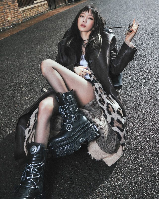 태연의 강렬한 롱 부츠 스타일링, 시크함이 돋보이는 포즈/사진=태연 인스타그램