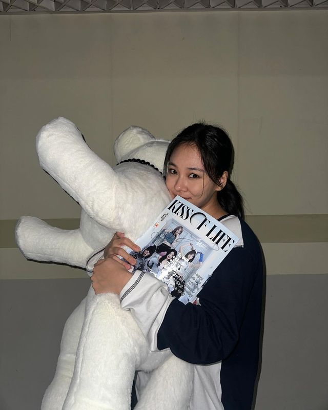 앨범 한 권으로 완성된 미소, 김희정의 청순한 매력 발산./사진=김희정 인스타그램