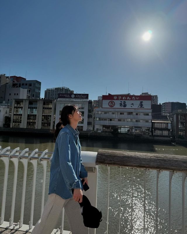 데님 셔츠와 그레이 팬츠로 완성한 편안한 캐주얼 무드/사진=오혜원 인스타그램