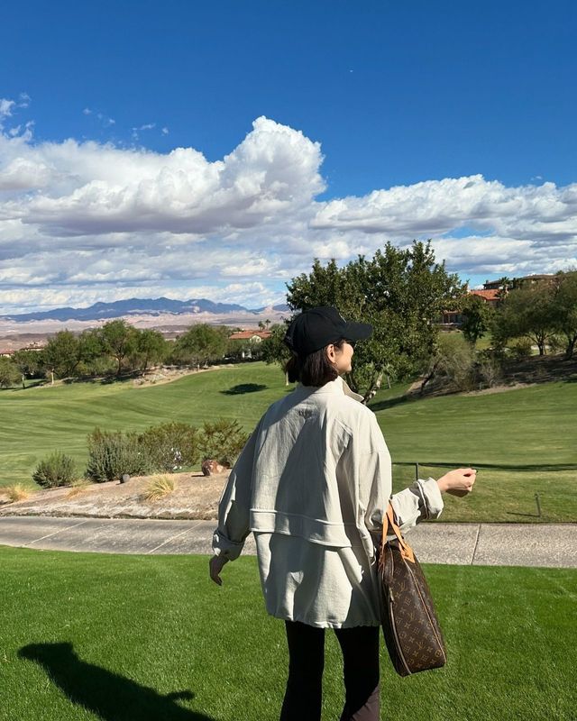 클래식한 모노그램 토트백과 함께한 세련된 라운드룩/사진=박지현 인스타그램