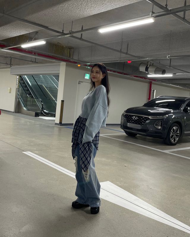 레트로 체크 셔츠와 디스트로이드 데님으로 매력 발산/사진=큐리 인스타그램