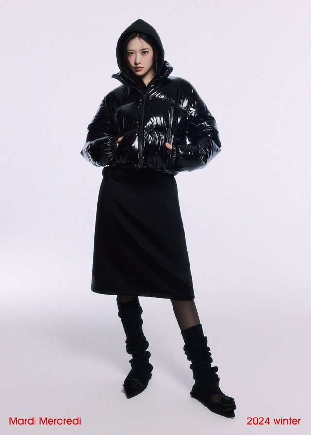 블랙 글로시 크롭 다운으로 시크함을 강조한 안유진의 도시적인 겨울 스타일/사진=마르디 메크르디
