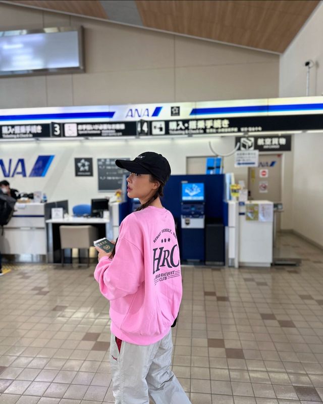 핑크 스웨트셔츠로 사랑스러운 매력 발산하는 고우리./사진=고우리 인스타그램