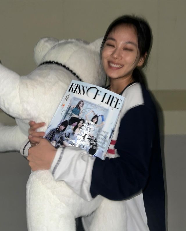 자연스러운 미소와 편안한 스타일로 완성된 김희정의 일상룩/사진=김희정 인스타그램