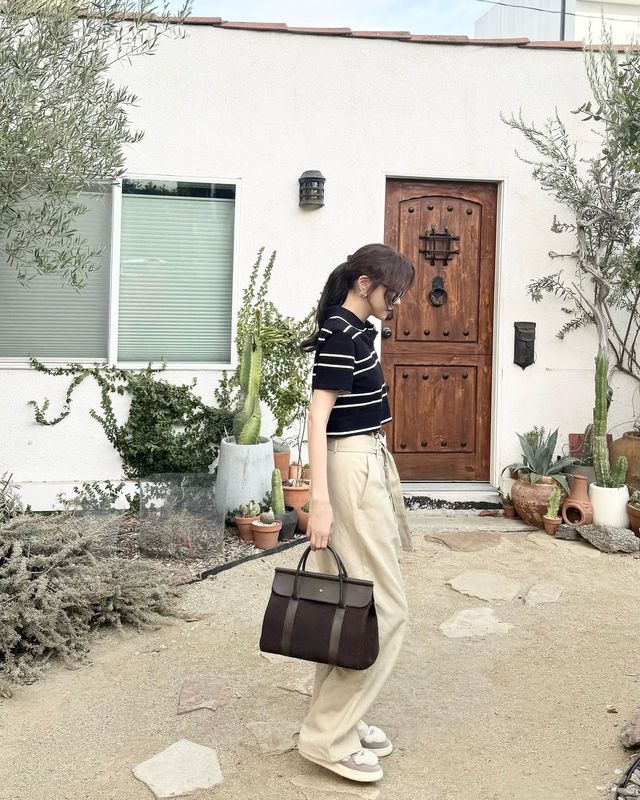 와이드 팬츠와 자연스럽게 매치된 세련된 캐주얼 스타일/사진=이지아 인스타그램