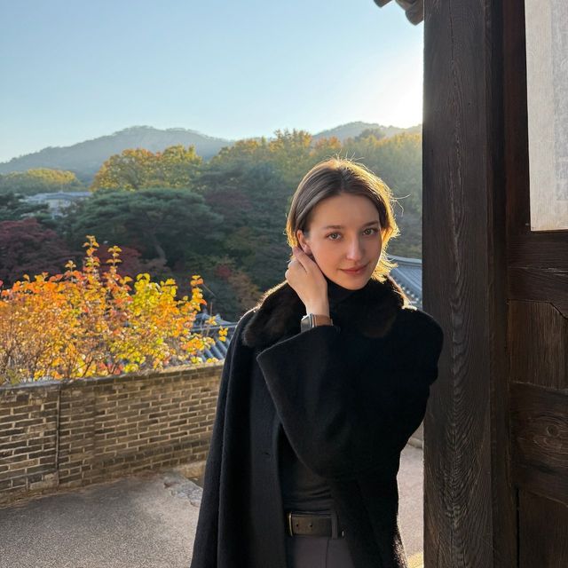 햇빛과 그림자가 어우러진 모습으로 표현한 안젤리나의 따뜻한 가을 무드/사진=안젤리나 다닐로바 인스타그램