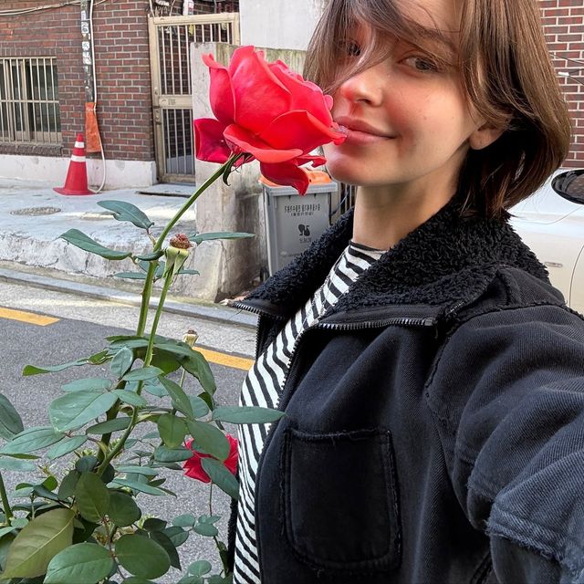 스트라이프 티셔츠와 블랙 재킷의 조화로 연출한 캐주얼 가을 스타일./사진=안젤리나 다닐로바 인스타그램
