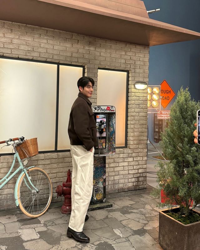 김우빈, 다크 브라운과 아이보리의 감각적인 컬러 매치/사진=김우빈 인스타그램