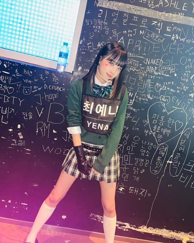 스쿨룩과 니하이 삭스로 발랄함을 더한 스타일링의 최예나./사진= 최예나 인스타그램