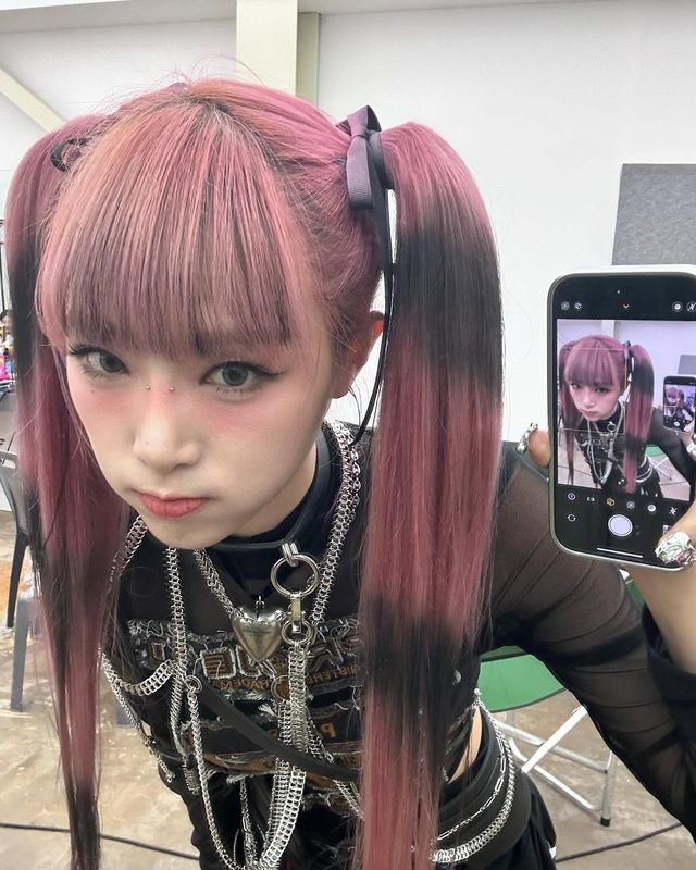 핑크색 투톤 헤어와 체인 액세서리로 강렬한 할리퀸 매력을 선보이는 최예나/사진= 최예나 인스타그램