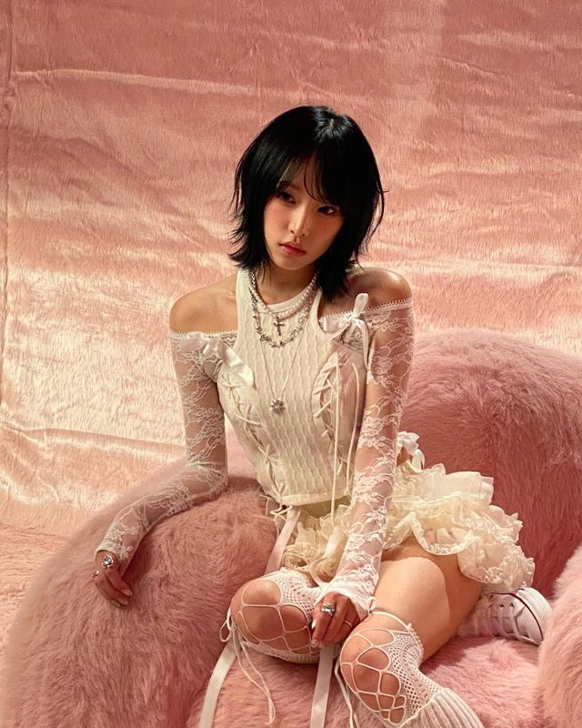 레이스 드레스로 우아한 반전 매력을 발산하는 최예나/사진= 최예나 인스타그램